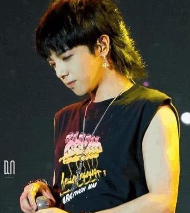 男星鲻鱼头发型: 王一博秀气, 范丞丞像精灵, 千玺帅的移不开眼