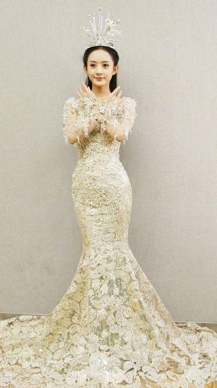 一直以为赵丽颖的腰已经够细了，直到看到张馨予，网友：是真的美