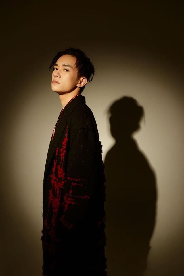 18岁易烊千玺肌肉线条太撩人!彩辫+葱须刘海真是个性过了头!