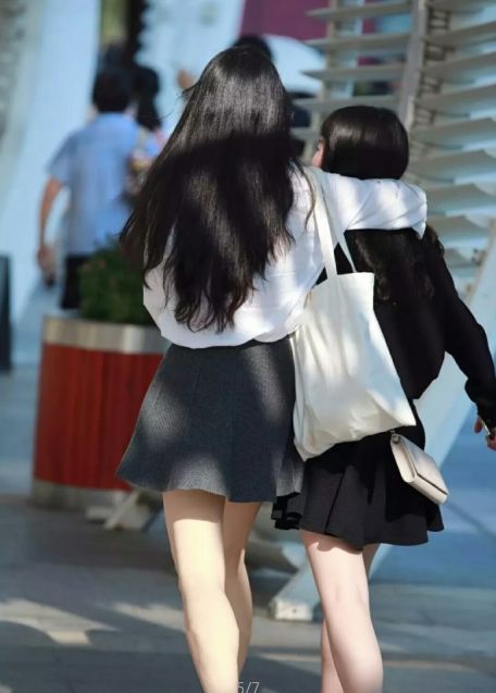 路人街拍：穿白衬衫的小姐姐好美丽，撩发的动作更是迷人