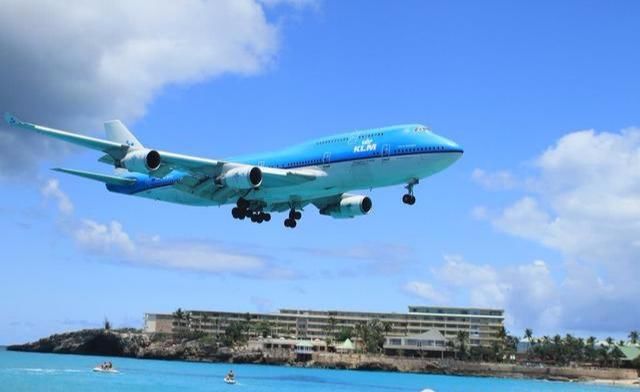 一架飞机从头顶飞过，57岁女游客不幸丧命