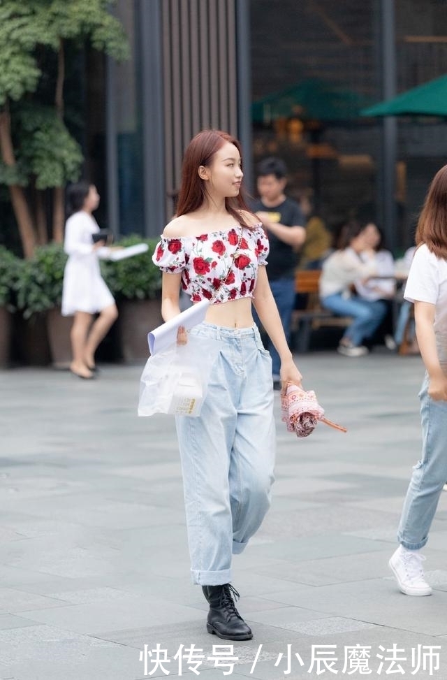 姑娘|路人街拍，姑娘穿一条水洗色破洞牛仔裤，休闲又帅气