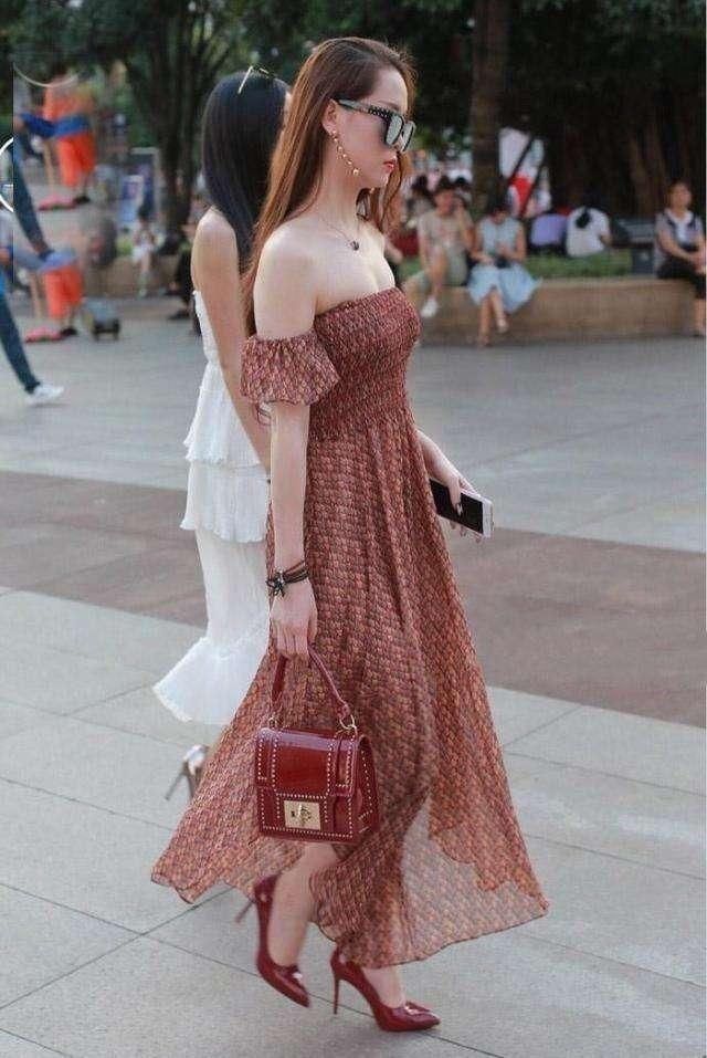 街拍:20多岁就有成熟味的女人,图2小姐姐上身不拘束!