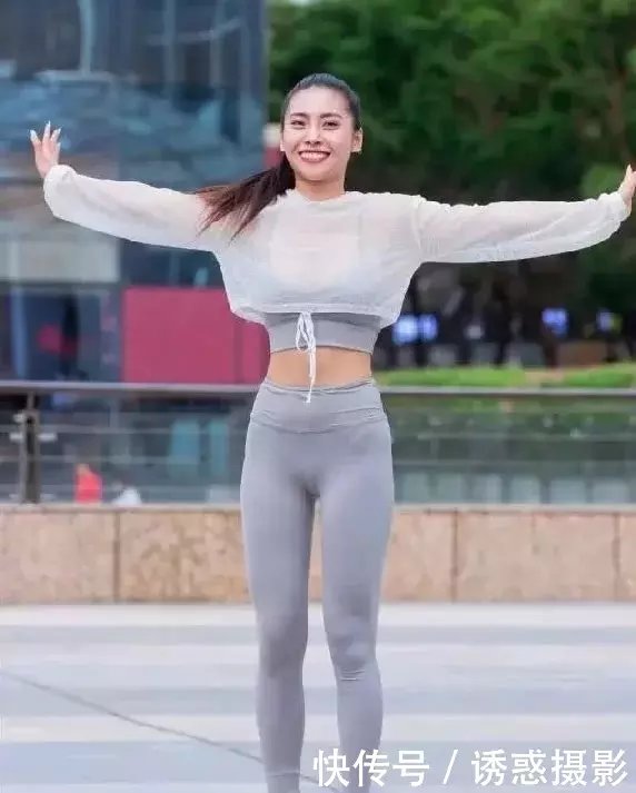 微胖气质小姐姐，浅灰色紧身打底裤包裹下凸显火辣迷人好身材，浑