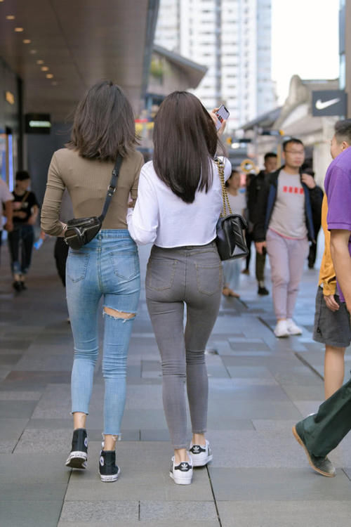  闺蜜|街拍：帆布鞋＋牛仔裤，小姐姐这套穿搭完爆旁边的闺蜜，太抢眼了！