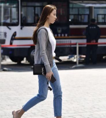  「美女」美女搭配一字肩，黑色的紧身牛仔裤，散发迷人的女性魅力