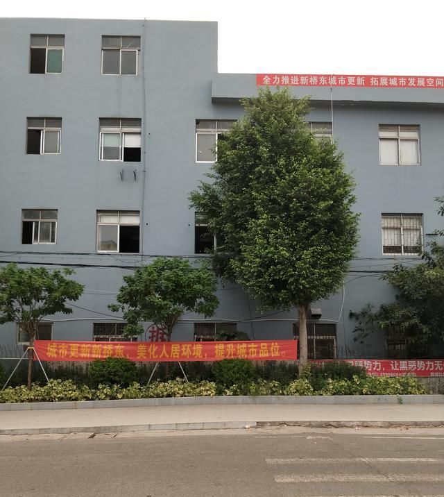 深圳沙井某工业城拆迁，挂满横幅喷上拆字，唯留宗祠或许这是文化