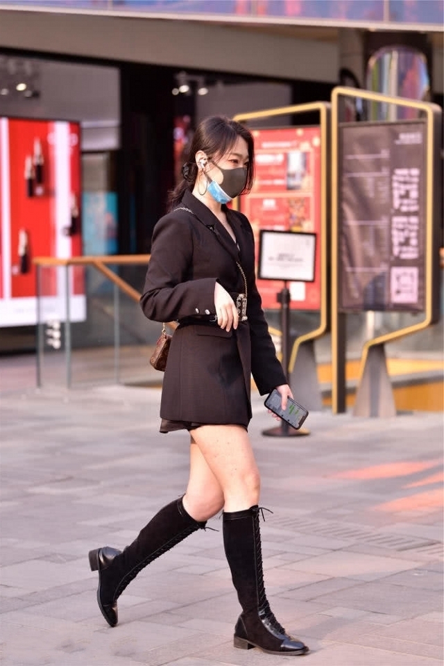 个性■路人街拍,美女内搭一件黑色高腰吊带背心,非常个性