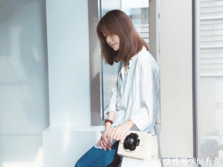 42岁林心如素颜现身机场，T恤+牛仔裤显小20岁，网友：被迷倒了