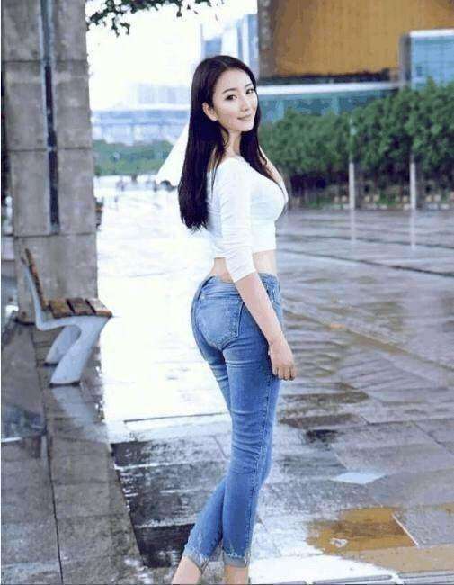 紧身衣服凸显凹凸有致的身材