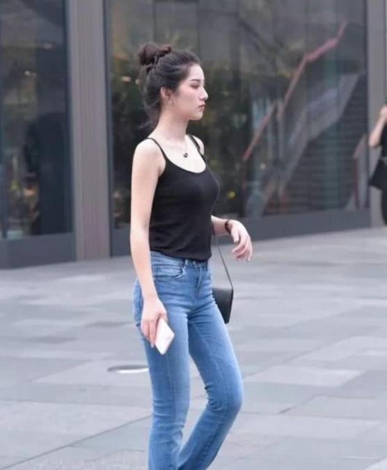 不凡|街拍:潮范十足的美女,短装外搭浅色的西装,彰显不凡的气质感