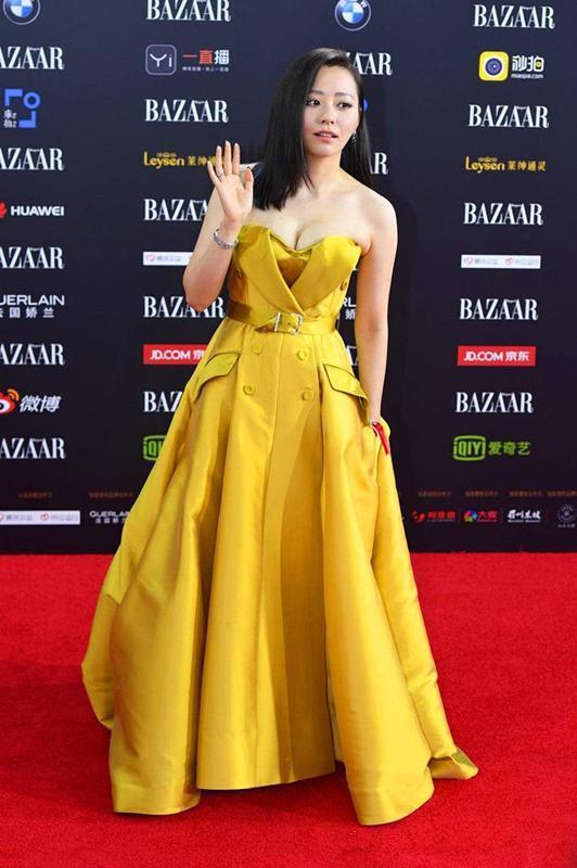 张靓颖真是豁出去了，穿一袭抹胸裙惊艳无比，网友：裙子有点小了