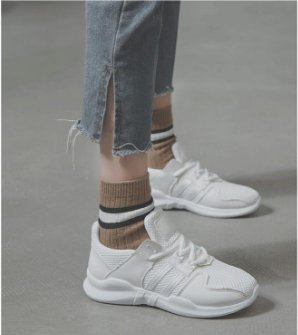 别再傻傻穿磨脚的高跟鞋了，女神都在穿运动鞋，舒适柔软逛街必备