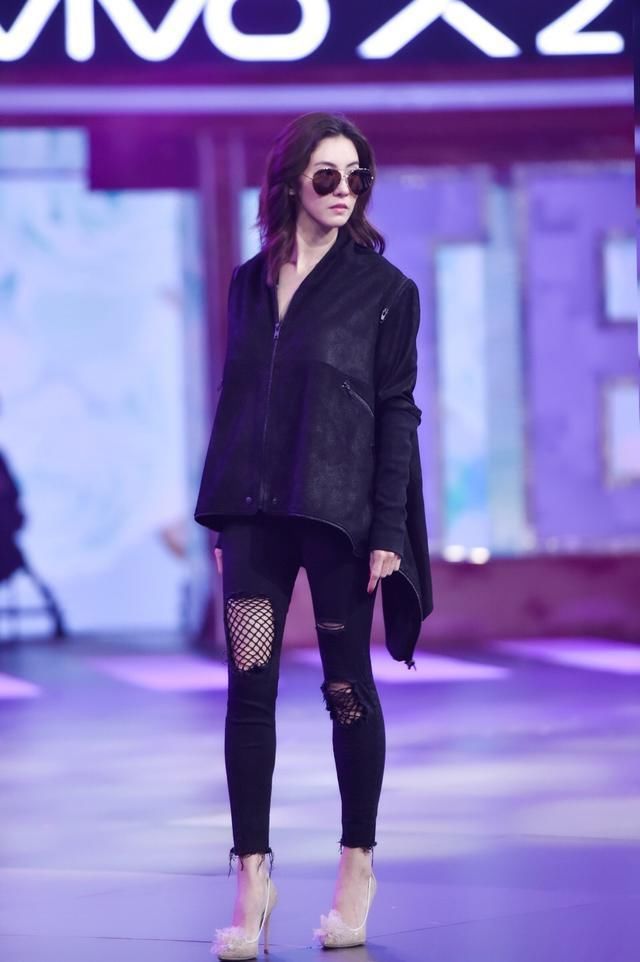 张柏芝真大胆！穿的绿色衬衫上面的勒成这样网友：不是一般的大！