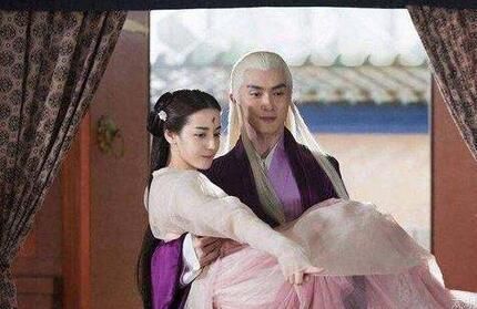 热巴杨幂亲密合影破不和谣言，发型成谜！《枕上书》独缺他！