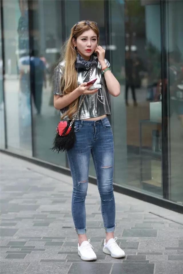 路人街拍, 时尚美少女身穿紧身牛仔长裤显露高挑苗条身姿, 优美动