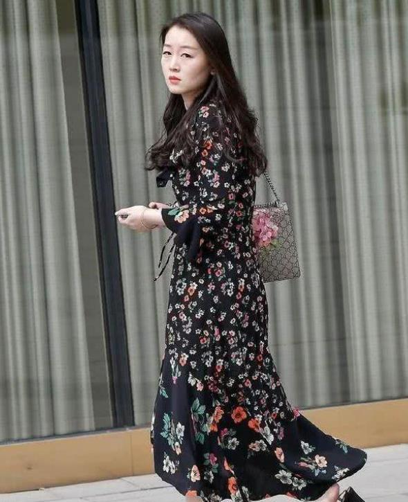 『气质』街拍:身材高挑的美女,一条绿色的连衣裙,时尚清新气质美