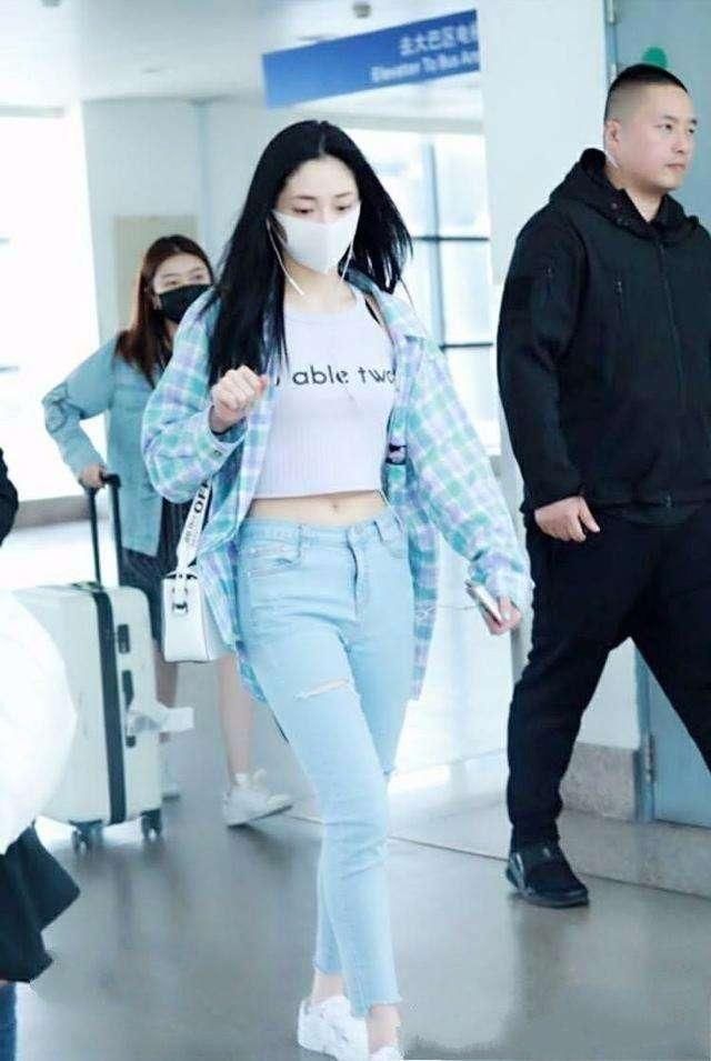 周洁琼真够猛的!穿的紧身牛仔裤还露出肚脐