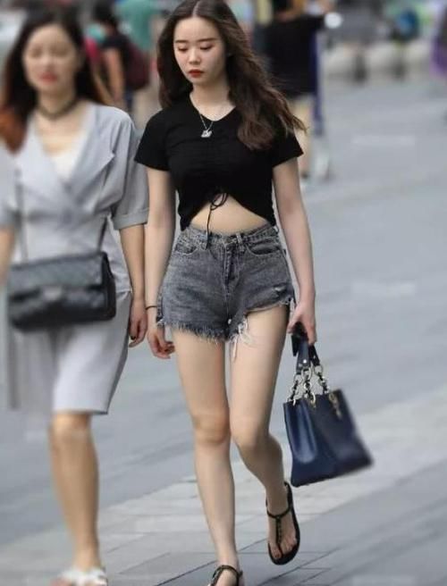 『沉鱼落雁』街拍:沉鱼落雁的美女,一条灰色的连衣裙,尽显完美好身材
