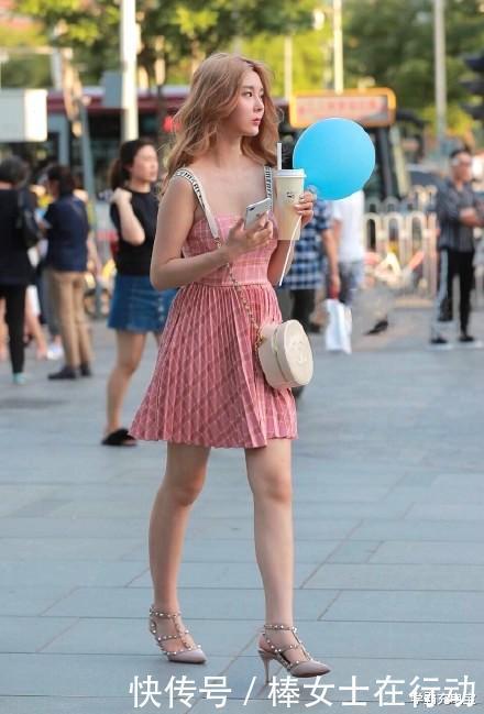 『美女』美女穿粉色裙像18岁少女,唯一的缺点就是鞋子选得不太好