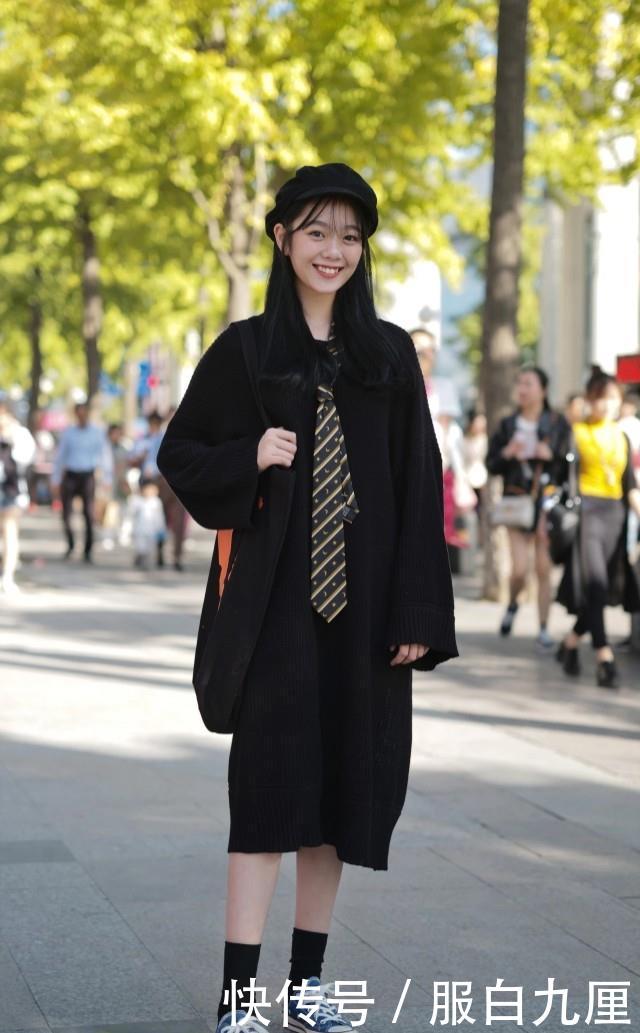  [粉色]街拍：美女皮粉色针织连衣短裙搭配深灰色短靴，柔美中带点利落！