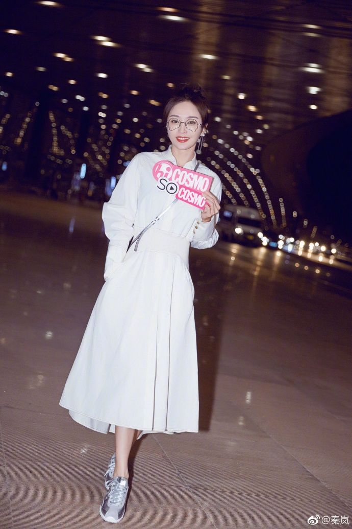 37岁的秦岚真的太美啦，白色连衣长裙出镜：美成18岁少女！