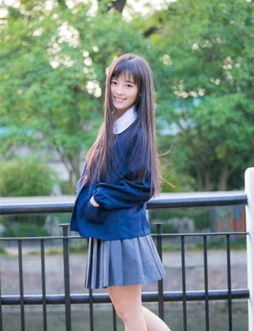 鞠婧祎和周洁琼同穿百褶短裙，一个清纯可人，一个性感撩人！