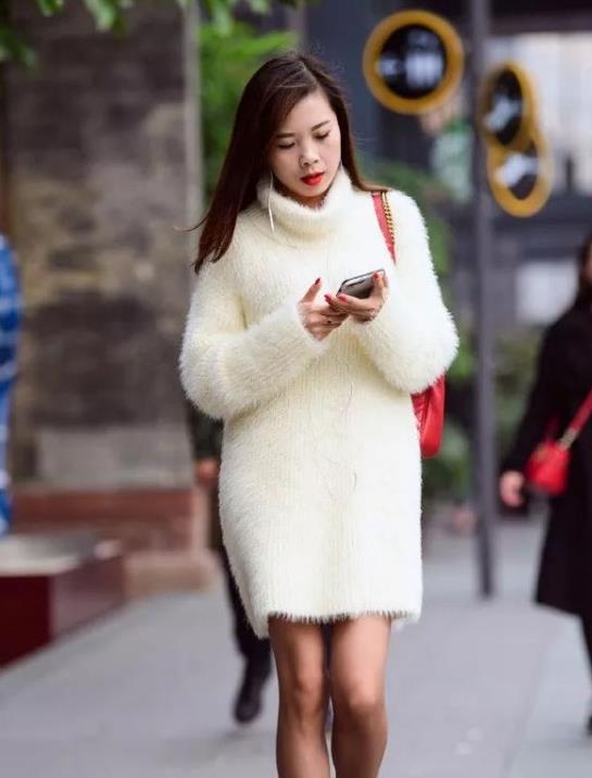 「蓝色」街拍:气质高雅的美女,一条蓝色连衣裙,尽显曼妙好身姿