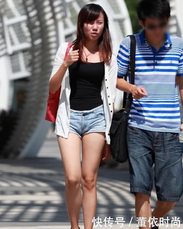 身材高挑的热裤小女人，太阳下晒得睁不开眼，看到一双白皙美腿网