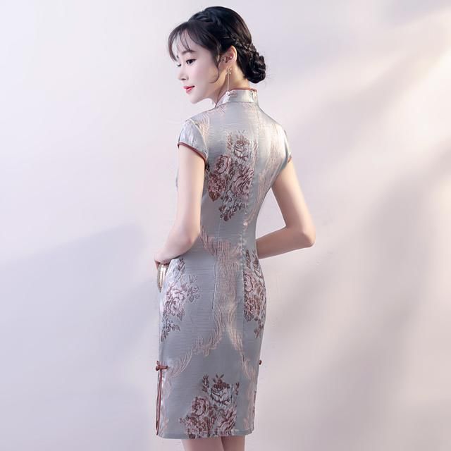 40岁老婆真敢穿，这种短款旗袍穿上街，性感撩人极凉爽