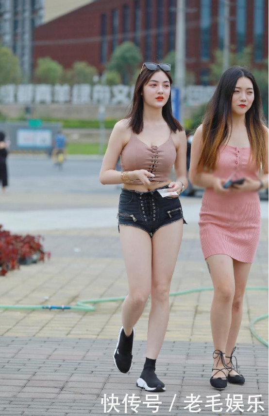 穿着吊带上衣的街拍女孩，潮范儿十足！