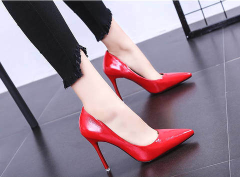 细微纹亮皮与酒杯跟结合的高跟鞋，性感又成熟