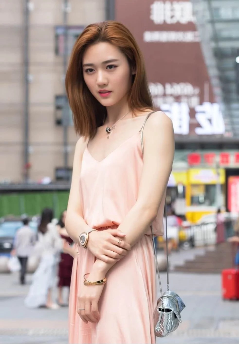 娇美的吊带裙小姐姐，长相甜美，皮肤白皙，走路的样子很霸道