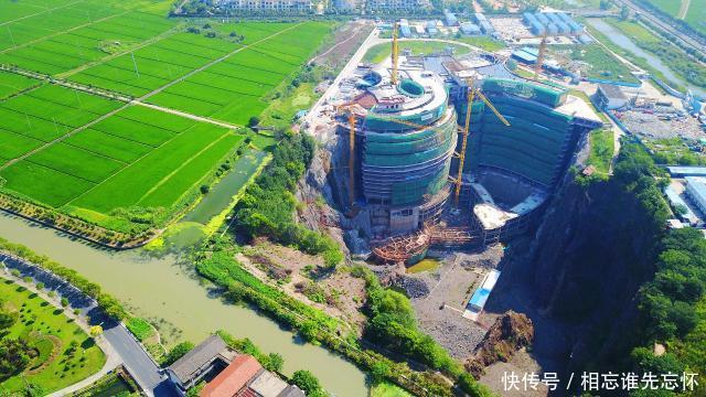 中国再造“世界建筑奇迹”花8年，砸6亿元，这“深坑酒店”终于露