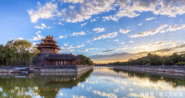 日本女孩到北京故宫游玩,看到墙上的一幅画非常惊奇这不是我吗!
