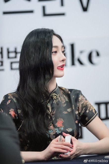 周洁琼与鞠婧祎同穿旗袍，同秀身材，网友：气质差距不止一点儿