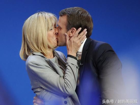 65岁法国第一夫人红衣好惊艳，撞衫68岁马克龙妈妈，气质不相上下