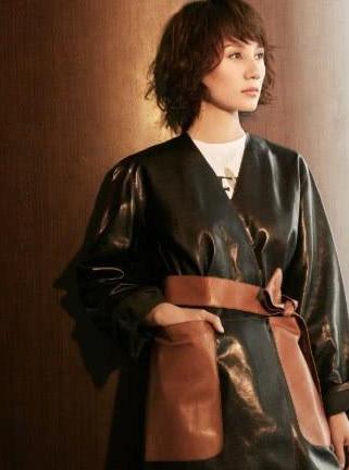 41岁袁泉霸气外漏，换了身皮衣更似女王，坐下来裤腿让人手痒