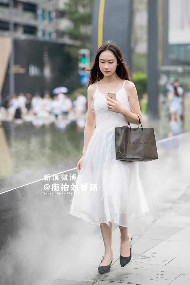 成都街拍:春熙路的小姐姐靓丽一夏,她们的搭配技巧赶紧学起来!