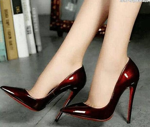 尖头高跟鞋透露出隐约的时尚, 带来朦胧美感