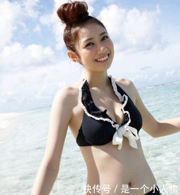 简约大方的泳衣美女，表现得自然悠闲，性感的气质尽显曼妙身姿！