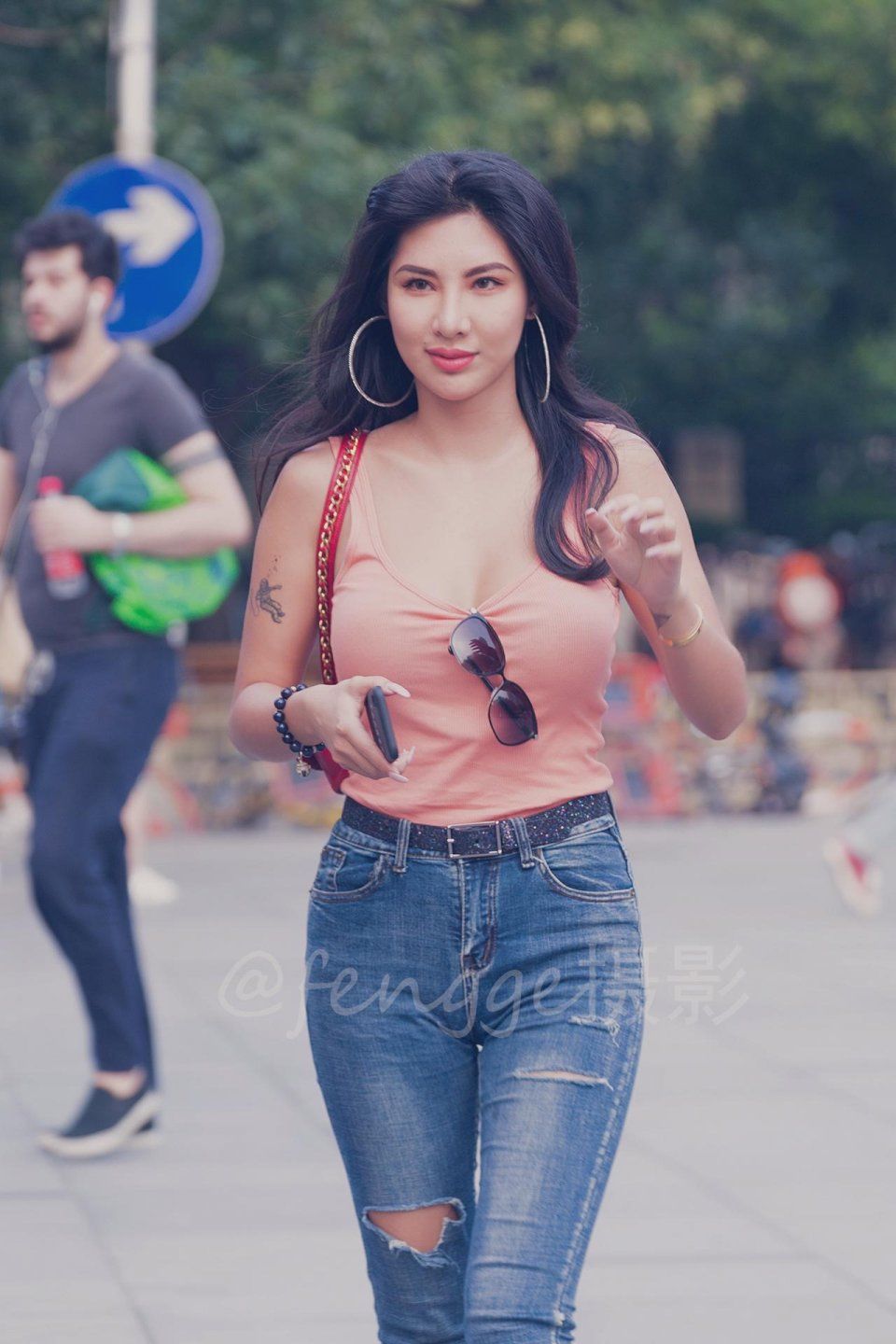 街拍:穿紧身牛仔裤的姑娘，身材微胖，气质阳光，令人难忘