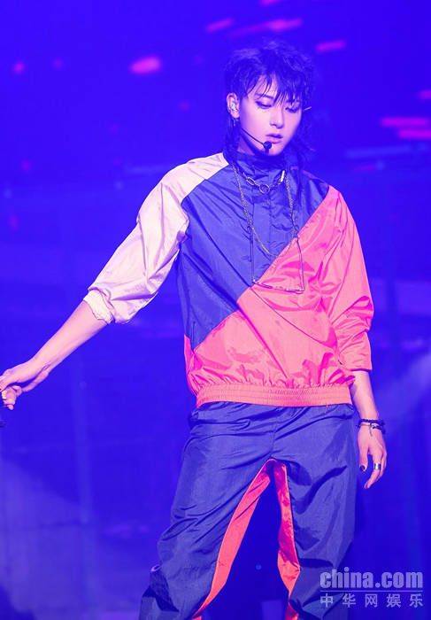 黄子韬深圳演唱会多款首穿 玩转时尚格调满分