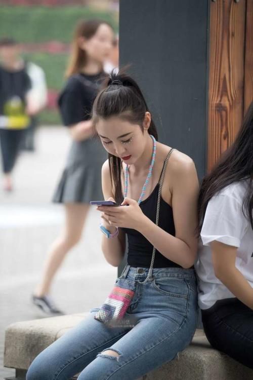 街拍:小姐姐紧身吊带凸显身材,纹身妹子你驾驭的住吗?