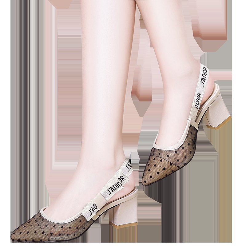 今年最流行的凉鞋，比高跟鞋更迷人，比丝袜更夺眼