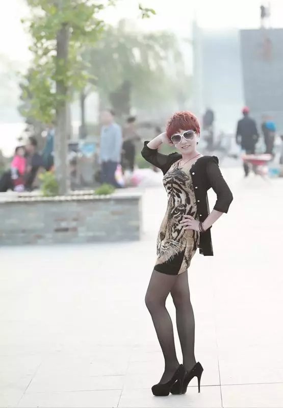 路人街拍，小姐姐身穿紧身的浅蓝色牛仔裤，勾勒出迷人的双腿