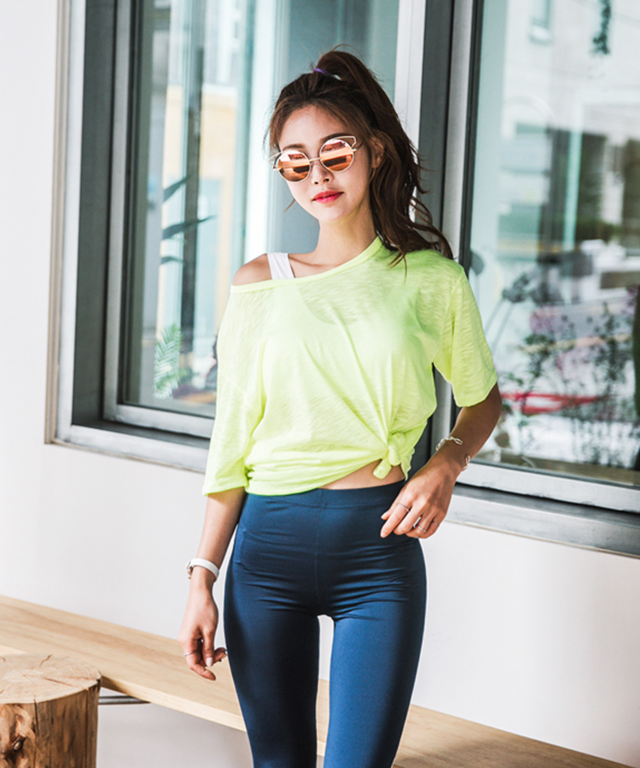 街拍：紧身勾勒出迷人腿部的小姐姐，甜美显气质，十分吸引人