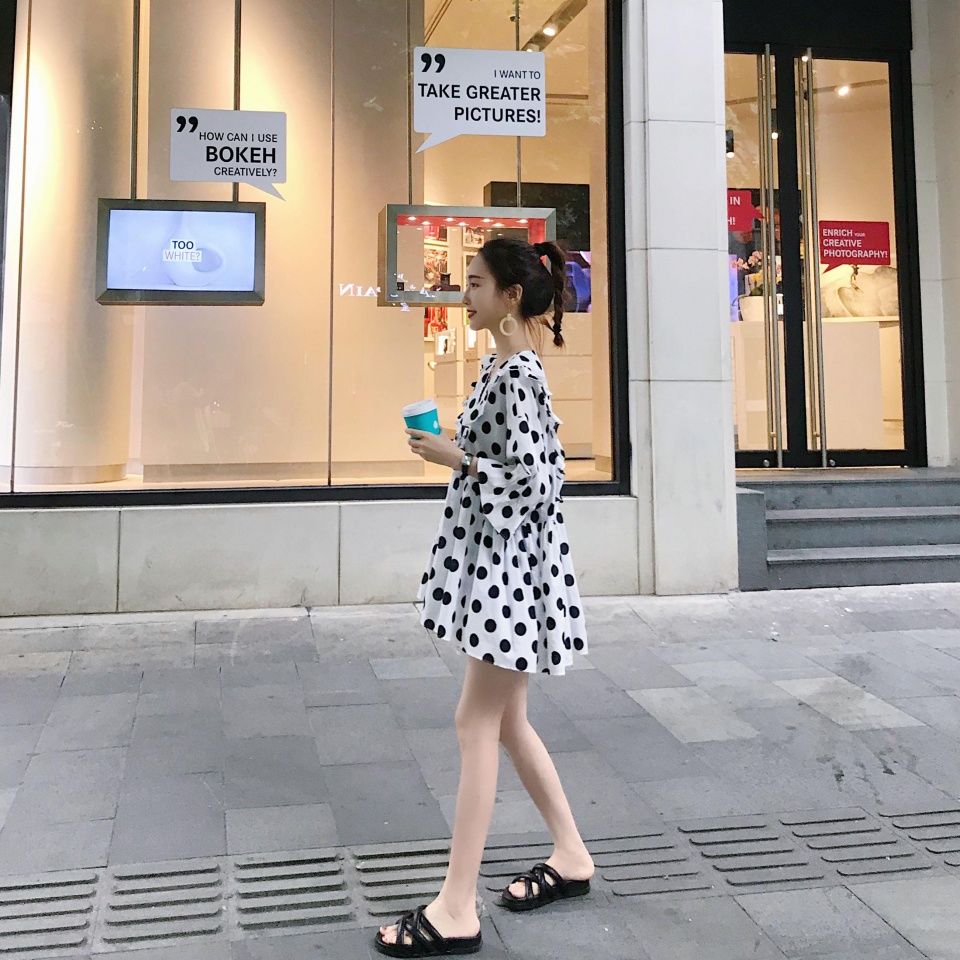 火爆夏季的波点裙，70后阿姨穿上身也毫无违和感，显得人更美