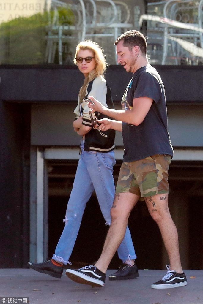 KK女友麦克斯韦秀小蛮腰比例逆天 抱臂走路手指镜头冷漠脸上线