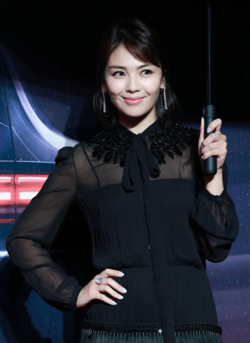 刘涛真会玩！参加活动撑一把黑伞就算了，还把“针带”别身上